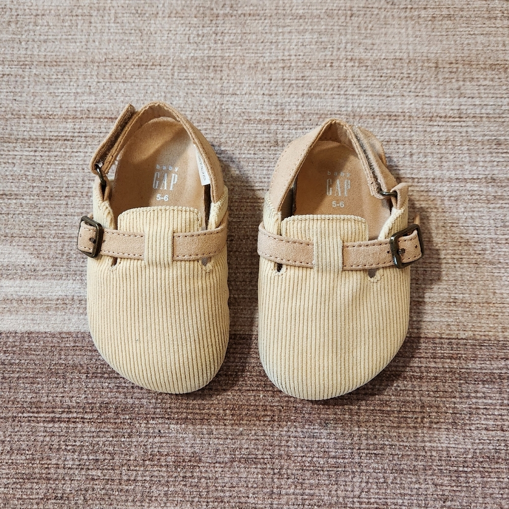 🌻5/$20🌻 Baby Gap corduroy clogs